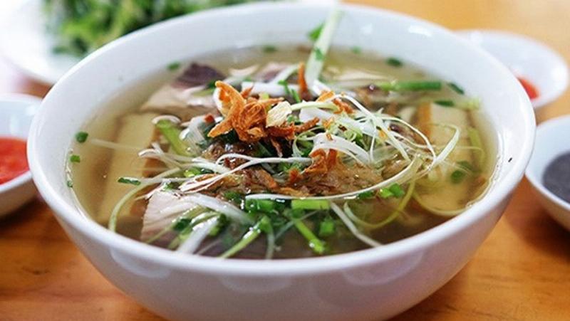 Nguoi dang thuong thuc mon banh canh cha ca Nha Trang nong hoi